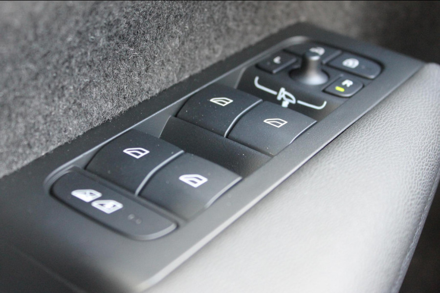 Volvo XC40 B4 211PK automaat Plus Dark Adaptieve Cruise Control / Blis / Google infotainment / Semi elektrisch wegklapbare trekhaak / Verwarmbare voorruit