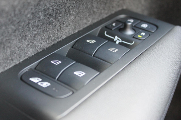 Volvo XC40 B4 211PK automaat Plus Dark Adaptieve Cruise Control / Blis / Google infotainment / Semi elektrisch wegklapbare trekhaak / Verwarmbare voorruit