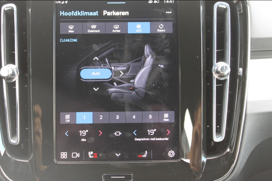Volvo XC40 B4 211PK automaat Plus Dark Adaptieve Cruise Control / Blis / Google infotainment / Semi elektrisch wegklapbare trekhaak / Verwarmbare voorruit