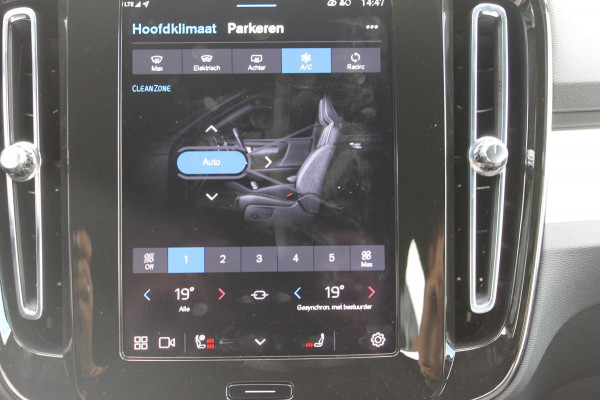 Volvo XC40 B4 211PK automaat Plus Dark Adaptieve Cruise Control / Blis / Google infotainment / Semi elektrisch wegklapbare trekhaak / Verwarmbare voorruit