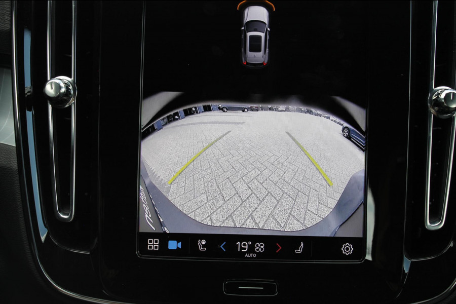 Volvo XC40 B4 211PK automaat Plus Dark Adaptieve Cruise Control / Blis / Google infotainment / Semi elektrisch wegklapbare trekhaak / Verwarmbare voorruit