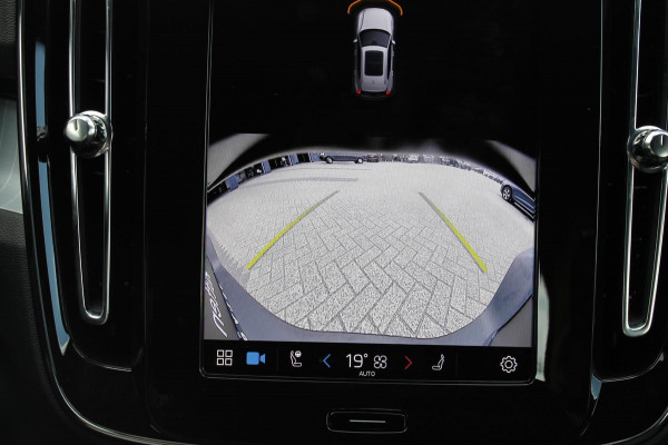 Volvo XC40 B4 211PK automaat Plus Dark Adaptieve Cruise Control / Blis / Google infotainment / Semi elektrisch wegklapbare trekhaak / Verwarmbare voorruit