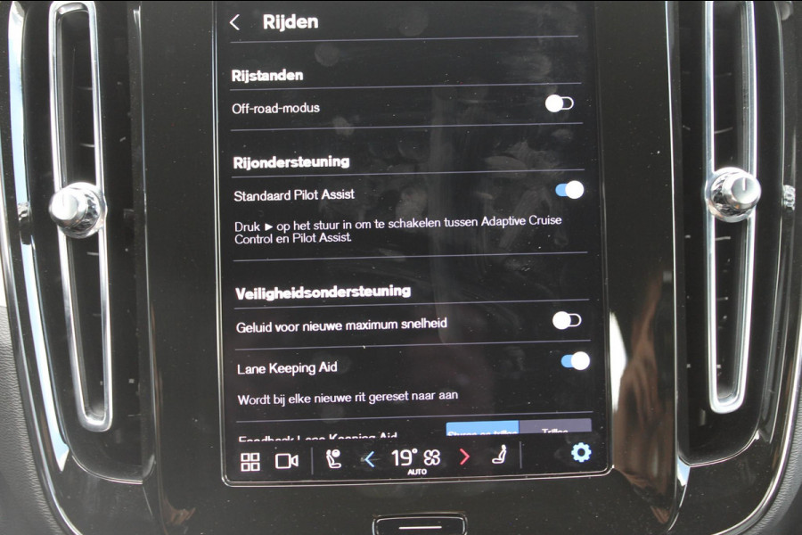 Volvo XC40 B4 211PK automaat Plus Dark Adaptieve Cruise Control / Blis / Google infotainment / Semi elektrisch wegklapbare trekhaak / Verwarmbare voorruit