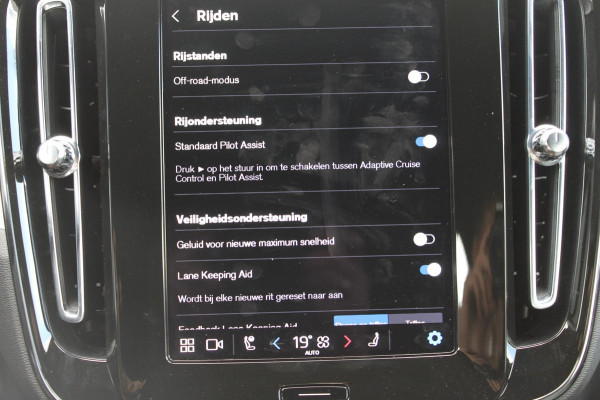 Volvo XC40 B4 211PK automaat Plus Dark Adaptieve Cruise Control / Blis / Google infotainment / Semi elektrisch wegklapbare trekhaak / Verwarmbare voorruit
