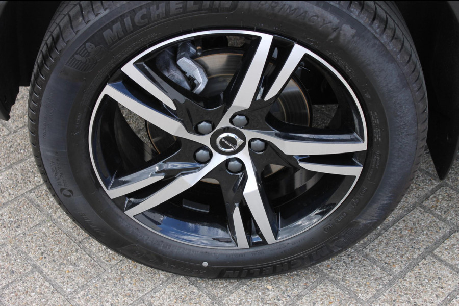 Volvo XC40 B4 211PK automaat Plus Dark Adaptieve Cruise Control / Blis / Google infotainment / Semi elektrisch wegklapbare trekhaak / Verwarmbare voorruit