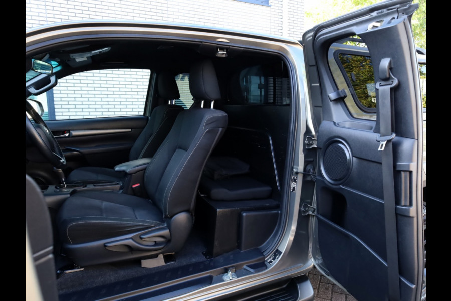 Toyota Hilux 2.8 D-4D XC Invincible A/T | Hard Top | Roll-Cover |