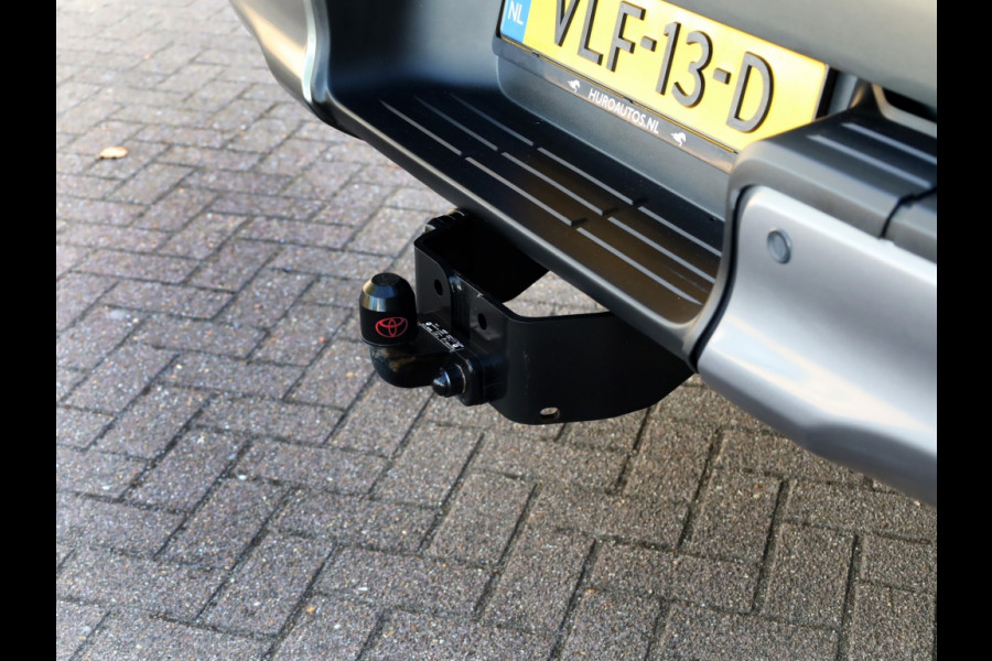 Toyota Hilux 2.8 D-4D XC Invincible A/T | Hard Top | Roll-Cover |
