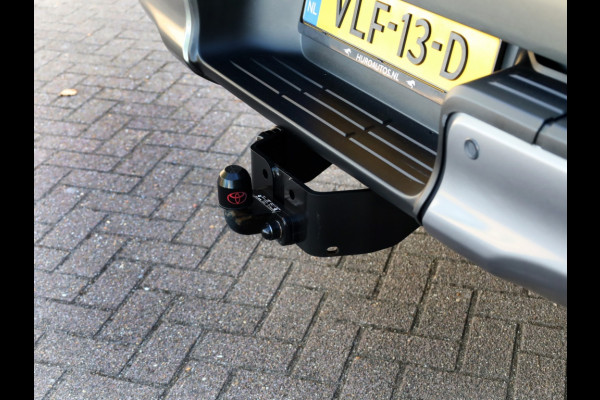 Toyota Hilux 2.8 D-4D XC Invincible A/T | Hard Top | Roll-Cover |