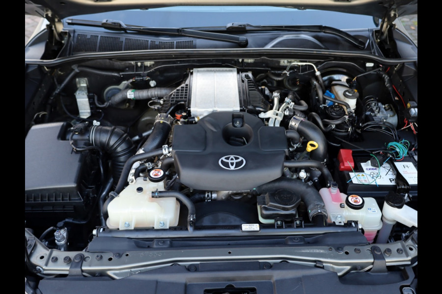 Toyota Hilux 2.8 D-4D XC Invincible A/T | Hard Top | Roll-Cover |