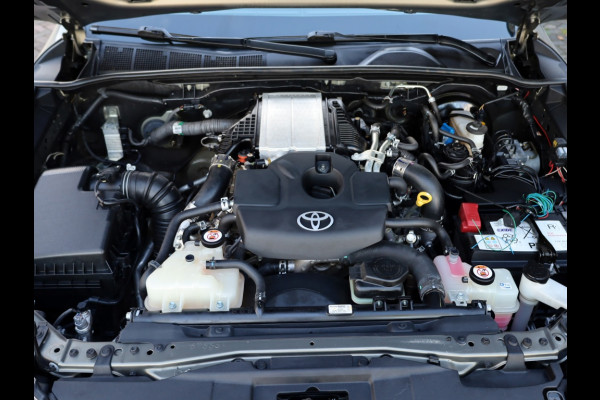 Toyota Hilux 2.8 D-4D XC Invincible A/T | Hard Top | Roll-Cover |