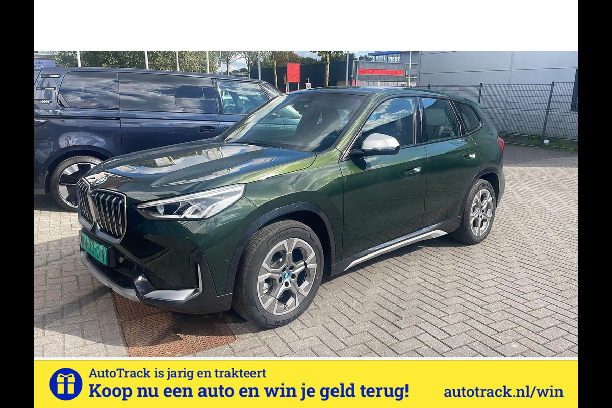 BMW iX1 xDrive30 Launch Edition 67 kWh | Lederen Bekleding | Head-Up Display | Apple Carplay / Android Auto | Sanremo Green! xLine | Meer foto's volgen! BMW iX1 xDrive30 Launch Edition 67 kWh | Lederen Bekleding | Head-Up Display | Apple Carplay / Android Auto | Sanremo Green! xLine | Meer foto's volgen!