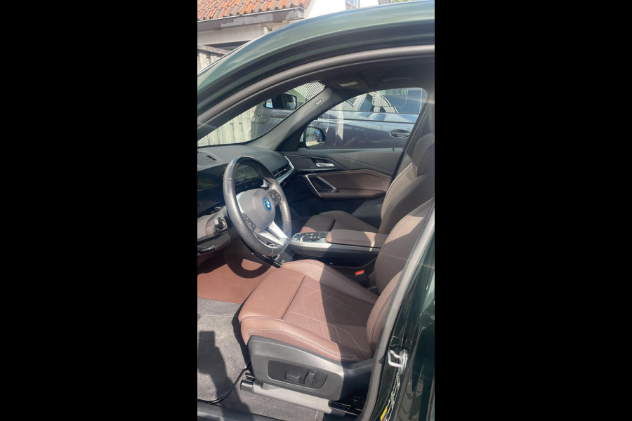 BMW iX1 xDrive30 Launch Edition 67 kWh | Lederen Bekleding | Head-Up Display | Apple Carplay / Android Auto | Sanremo Green! xLine  | Meer foto's volgen!