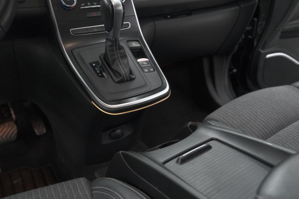 Renault Grand Scénic TCe 140 EDC Limited | 7 Zitplaatsen | Trekhaak | Camera | Dodehoekdetectie | Apple Carplay