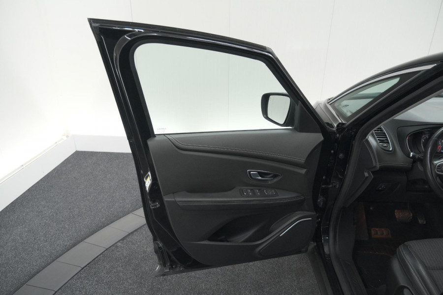 Renault Grand Scénic TCe 140 EDC Limited | 7 Zitplaatsen | Trekhaak | Camera | Dodehoekdetectie | Apple Carplay