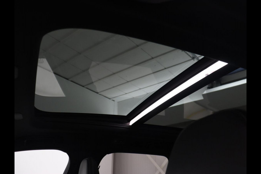 Volvo XC60 2.0 T5 R Design | Panoramadak | Trekhaak | Adaptive cruise | Leder/Alcantara | Camera | Head-Up | Stoelverwarming | Carplay | Navigatie | Full LED | Harman/Kardon