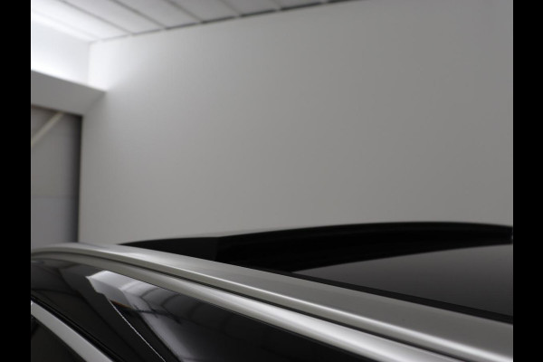 Volvo XC60 2.0 T5 R Design | Panoramadak | Trekhaak | Adaptive cruise | Leder/Alcantara | Camera | Head-Up | Stoelverwarming | Carplay | Navigatie | Full LED | Harman/Kardon