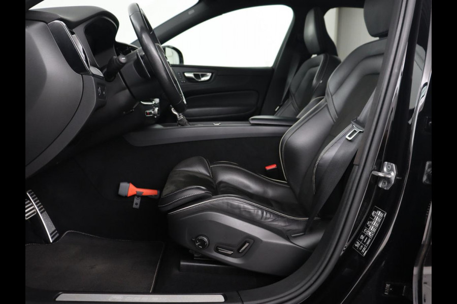 Volvo XC60 2.0 T5 R Design | Panoramadak | Trekhaak | Adaptive cruise | Leder/Alcantara | Camera | Head-Up | Stoelverwarming | Carplay | Navigatie | Full LED | Harman/Kardon