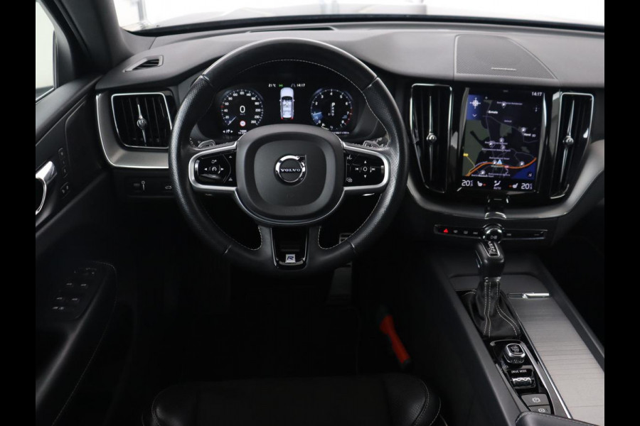 Volvo XC60 2.0 T5 R Design | Panoramadak | Trekhaak | Adaptive cruise | Leder/Alcantara | Camera | Head-Up | Stoelverwarming | Carplay | Navigatie | Full LED | Harman/Kardon