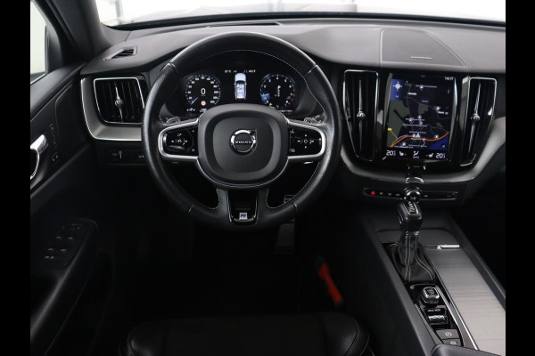 Volvo XC60 2.0 T5 R Design | Panoramadak | Trekhaak | Adaptive cruise | Leder/Alcantara | Camera | Head-Up | Stoelverwarming | Carplay | Navigatie | Full LED | Harman/Kardon