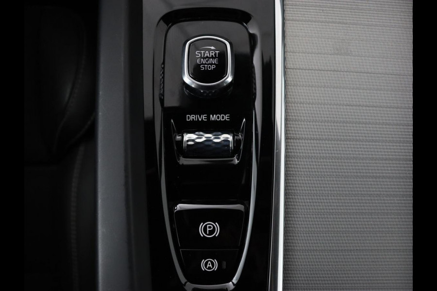 Volvo XC60 2.0 T5 R Design | Panoramadak | Trekhaak | Adaptive cruise | Leder/Alcantara | Camera | Head-Up | Stoelverwarming | Carplay | Navigatie | Full LED | Harman/Kardon