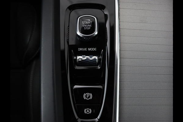Volvo XC60 2.0 T5 R Design | Panoramadak | Trekhaak | Adaptive cruise | Leder/Alcantara | Camera | Head-Up | Stoelverwarming | Carplay | Navigatie | Full LED | Harman/Kardon