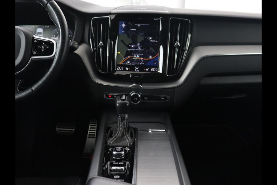 Volvo XC60 2.0 T5 R Design | Panoramadak | Trekhaak | Adaptive cruise | Leder/Alcantara | Camera | Head-Up | Stoelverwarming | Carplay | Navigatie | Full LED | Harman/Kardon