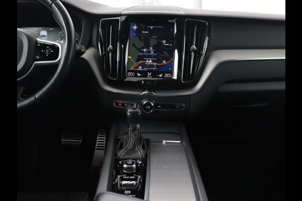 Volvo XC60 2.0 T5 R Design | Panoramadak | Trekhaak | Adaptive cruise | Leder/Alcantara | Camera | Head-Up | Stoelverwarming | Carplay | Navigatie | Full LED | Harman/Kardon