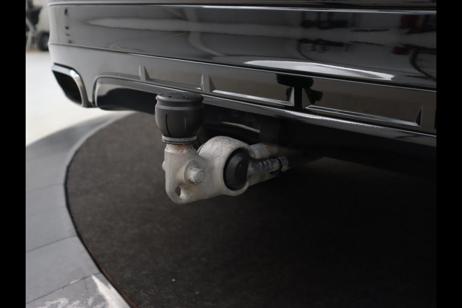 Volvo XC60 2.0 T5 R Design | Panoramadak | Trekhaak | Adaptive cruise | Leder/Alcantara | Camera | Head-Up | Stoelverwarming | Carplay | Navigatie | Full LED | Harman/Kardon