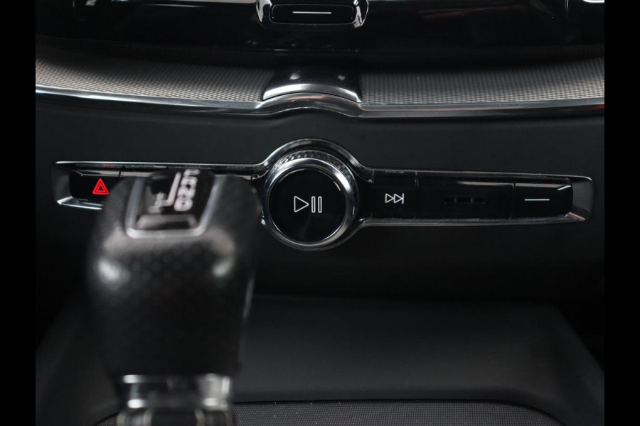 Volvo XC60 2.0 T5 R Design | Panoramadak | Trekhaak | Adaptive cruise | Leder/Alcantara | Camera | Head-Up | Stoelverwarming | Carplay | Navigatie | Full LED | Harman/Kardon
