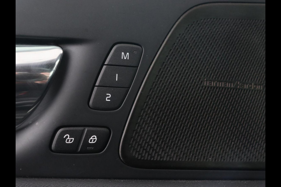 Volvo XC60 2.0 T5 R Design | Panoramadak | Trekhaak | Adaptive cruise | Leder/Alcantara | Camera | Head-Up | Stoelverwarming | Carplay | Navigatie | Full LED | Harman/Kardon