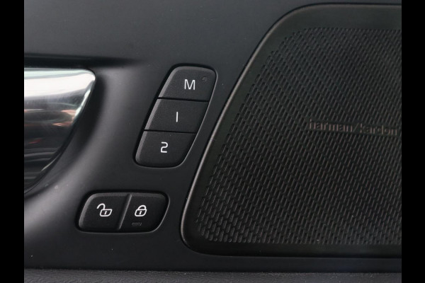 Volvo XC60 2.0 T5 R Design | Panoramadak | Trekhaak | Adaptive cruise | Leder/Alcantara | Camera | Head-Up | Stoelverwarming | Carplay | Navigatie | Full LED | Harman/Kardon
