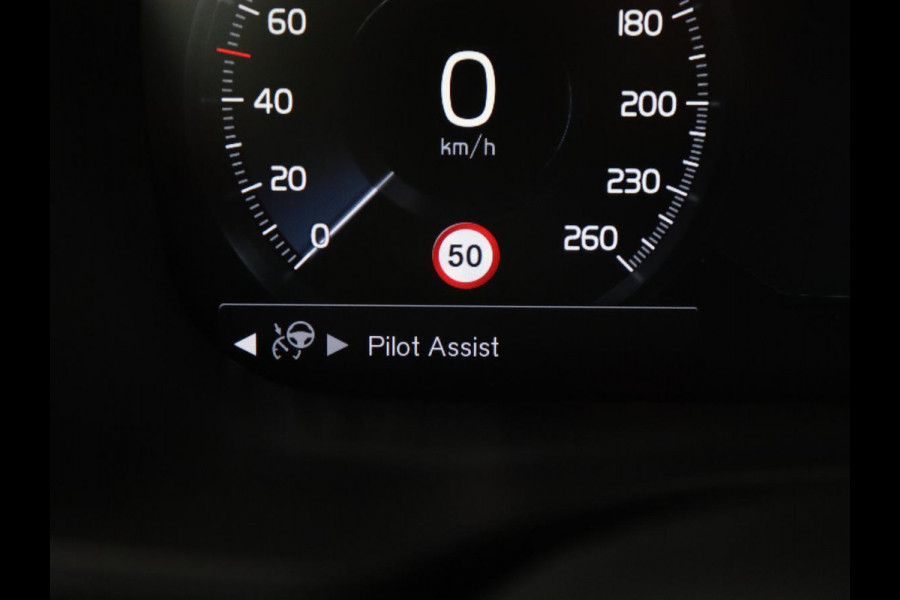 Volvo XC60 2.0 T5 R Design | Panoramadak | Trekhaak | Adaptive cruise | Leder/Alcantara | Camera | Head-Up | Stoelverwarming | Carplay | Navigatie | Full LED | Harman/Kardon