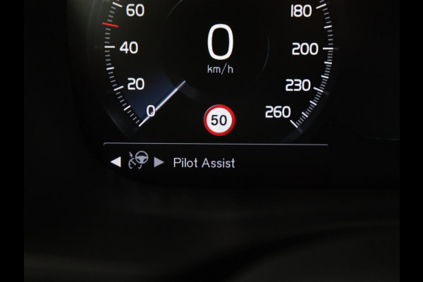 Volvo XC60 2.0 T5 R Design | Panoramadak | Trekhaak | Adaptive cruise | Leder/Alcantara | Camera | Head-Up | Stoelverwarming | Carplay | Navigatie | Full LED | Harman/Kardon