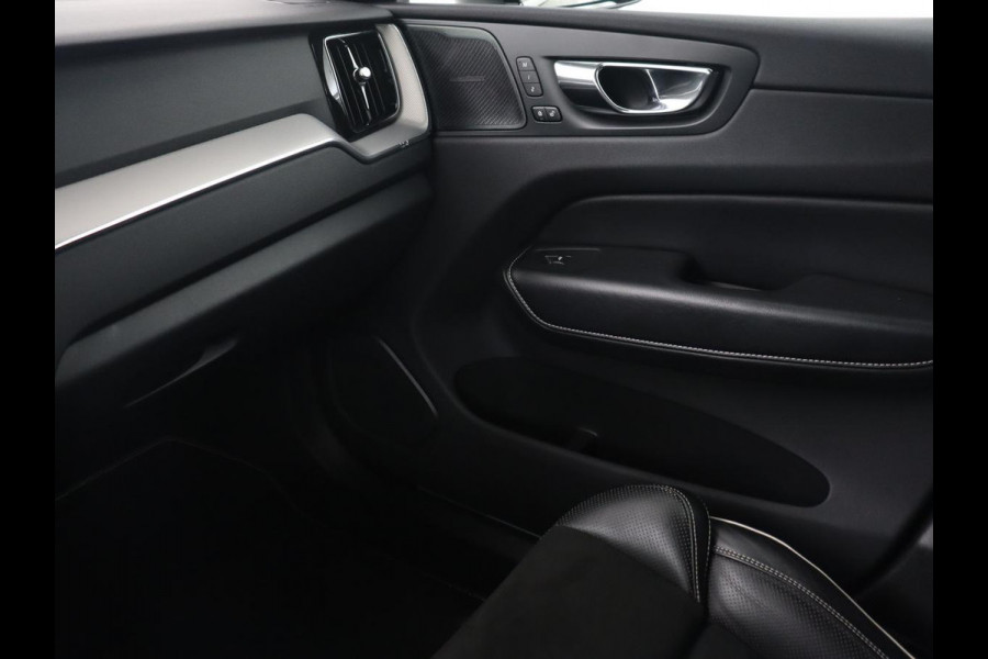 Volvo XC60 2.0 T5 R Design | Panoramadak | Trekhaak | Adaptive cruise | Leder/Alcantara | Camera | Head-Up | Stoelverwarming | Carplay | Navigatie | Full LED | Harman/Kardon
