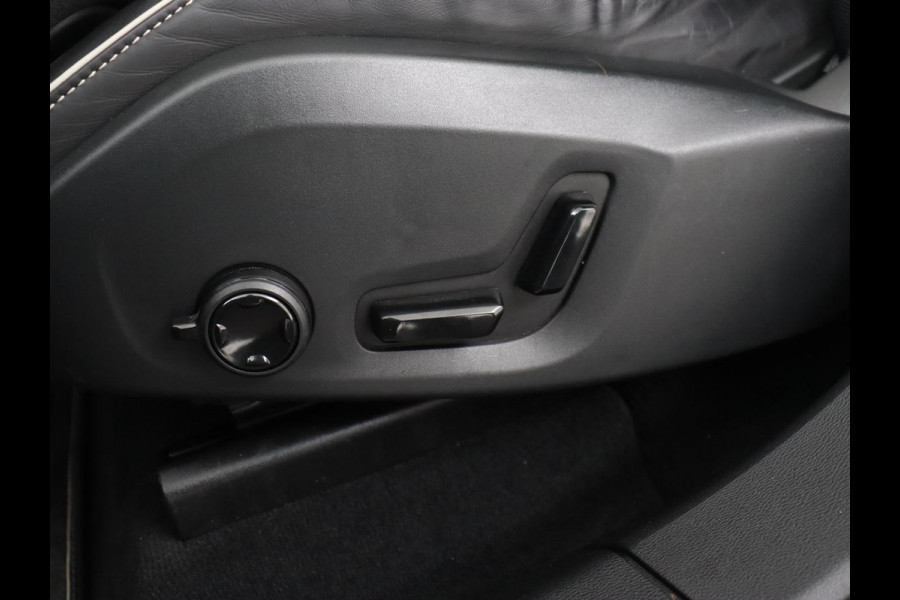 Volvo XC60 2.0 T5 R Design | Panoramadak | Trekhaak | Adaptive cruise | Leder/Alcantara | Camera | Head-Up | Stoelverwarming | Carplay | Navigatie | Full LED | Harman/Kardon