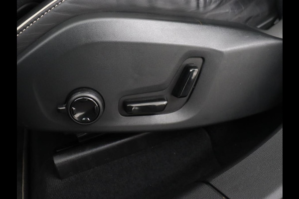 Volvo XC60 2.0 T5 R Design | Panoramadak | Trekhaak | Adaptive cruise | Leder/Alcantara | Camera | Head-Up | Stoelverwarming | Carplay | Navigatie | Full LED | Harman/Kardon