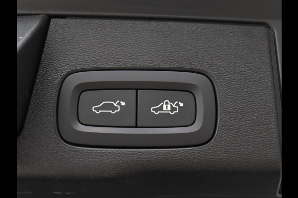 Volvo XC60 2.0 T5 R Design | Panoramadak | Trekhaak | Adaptive cruise | Leder/Alcantara | Camera | Head-Up | Stoelverwarming | Carplay | Navigatie | Full LED | Harman/Kardon
