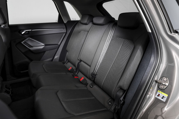 Audi Q3 45 TFSI e S edition S-line - Automaat | Dig. Cockpit | Adapt. Cruise | PDC | NAV + App. Connect | ECC | DAB | Elek. Klep | Elek. Trekhaak | LM 20" |