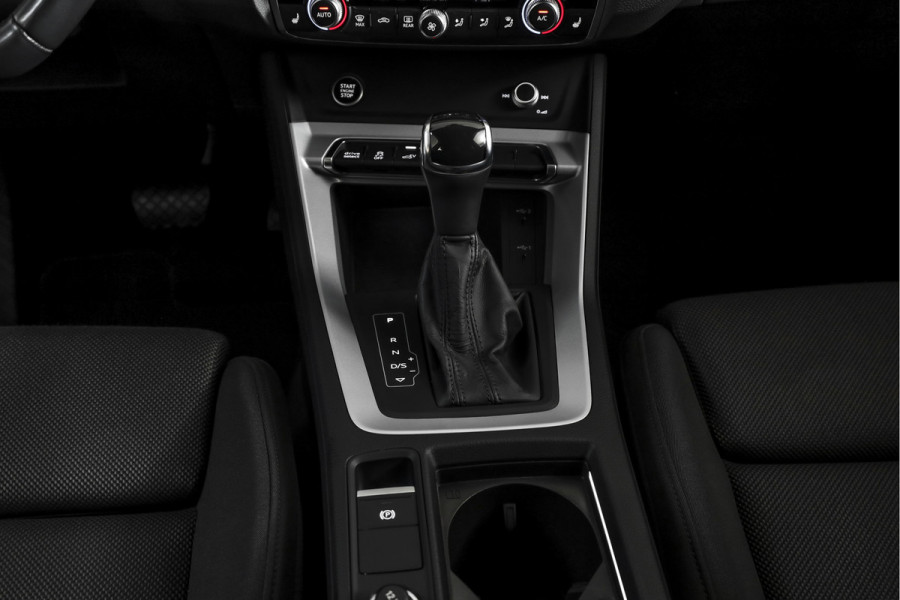 Audi Q3 45 TFSI e S edition S-line - Automaat | Dig. Cockpit | Adapt. Cruise | PDC | NAV + App. Connect | ECC | DAB | Elek. Klep | Elek. Trekhaak | LM 20" |