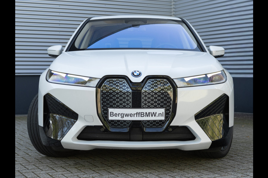 BMW iX xDrive40 Sportpakket - Driving + Parking Ass Prof - Stoelventilatie - Softclose