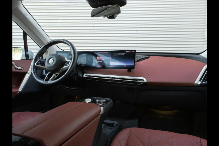 BMW iX xDrive40 Sportpakket - Driving + Parking Ass Prof - Stoelventilatie - Softclose