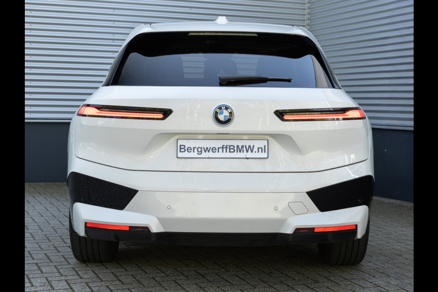 BMW iX xDrive40 Sportpakket - Driving + Parking Ass Prof - Stoelventilatie - Softclose