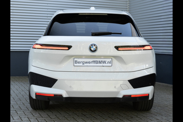 BMW iX xDrive40 Sportpakket - Driving + Parking Ass Prof - Stoelventilatie - Softclose