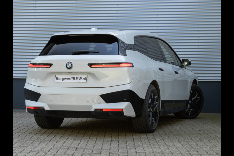 BMW iX xDrive40 Sportpakket - Driving + Parking Ass Prof - Stoelventilatie - Softclose