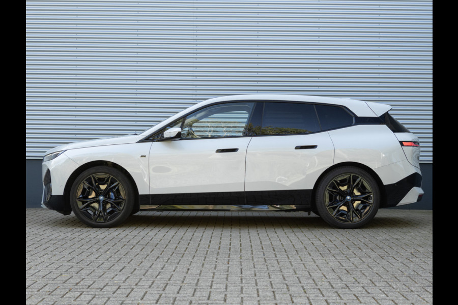 BMW iX xDrive40 Sportpakket - Driving + Parking Ass Prof - Stoelventilatie - Softclose