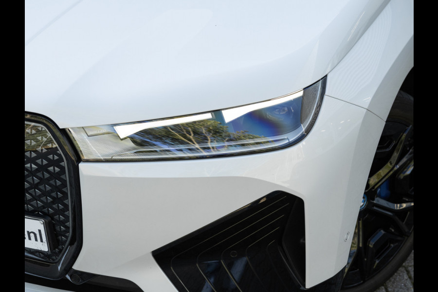 BMW iX xDrive40 Sportpakket - Driving + Parking Ass Prof - Stoelventilatie - Softclose