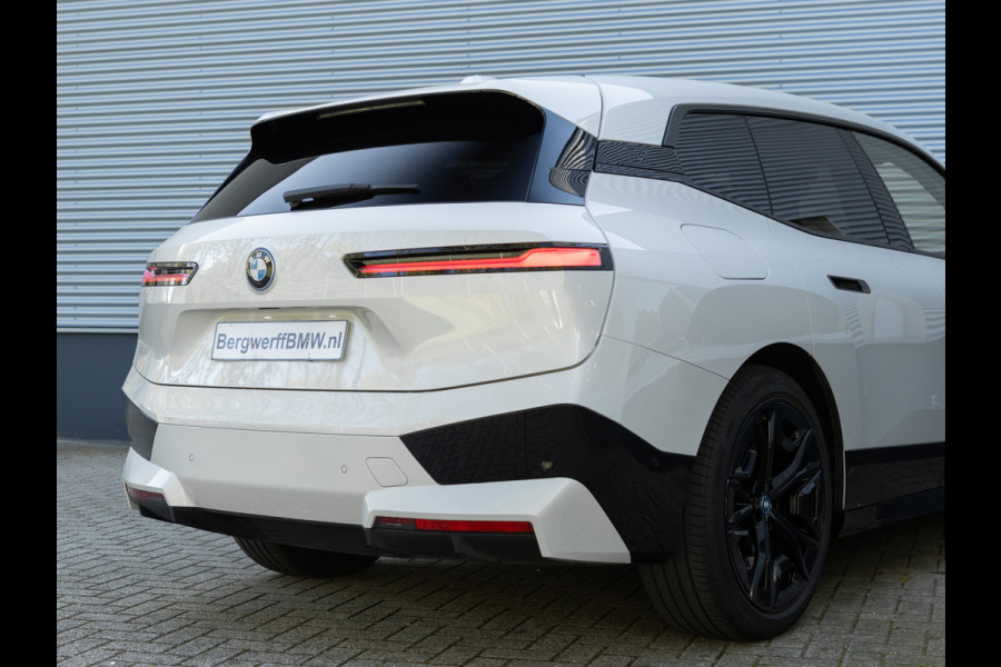 BMW iX xDrive40 Sportpakket - Driving + Parking Ass Prof - Stoelventilatie - Softclose
