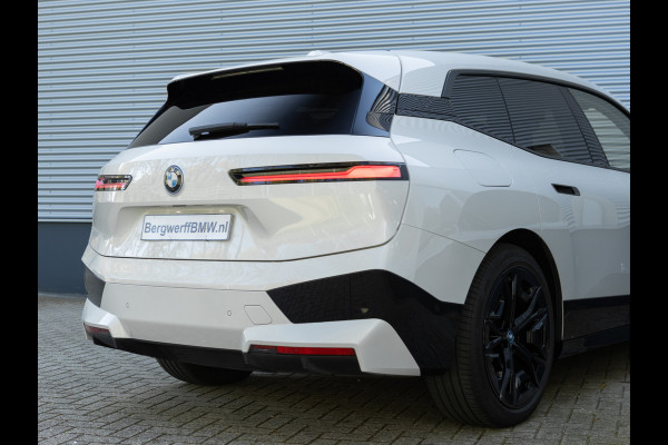 BMW iX xDrive40 Sportpakket - Driving + Parking Ass Prof - Stoelventilatie - Softclose