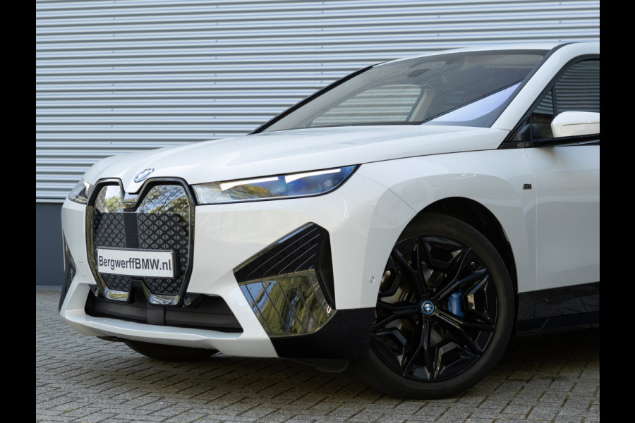 BMW iX xDrive40 Sportpakket - Driving + Parking Ass Prof - Stoelventilatie - Softclose