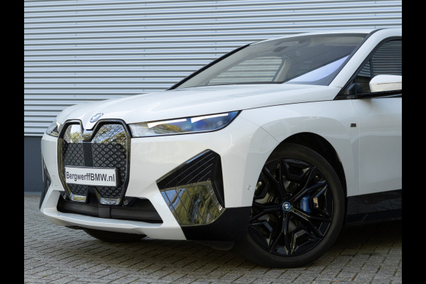BMW iX xDrive40 Sportpakket - Driving + Parking Ass Prof - Stoelventilatie - Softclose